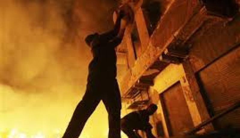 حريق مهول بمدينة العين البيضاء يأتي على محتويات طابق بكامله في أحد المساكن