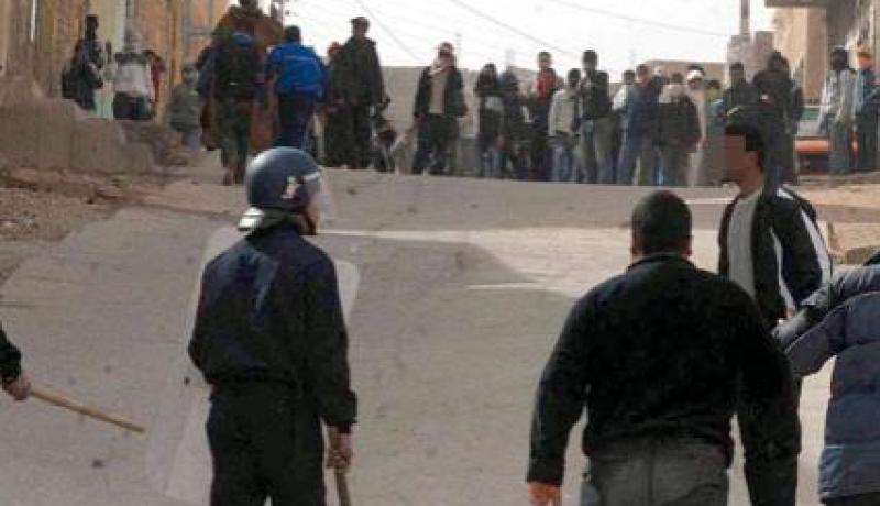 موظفون وطلبة جامعيون يحاصرون بلدية برج منايل في بومرداس