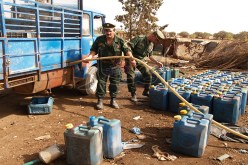 مواطنـون يحاصرون 11 شاحنة لتهريب الوقود ويرشقونها بالحجارة في بني صاف بتموشنت