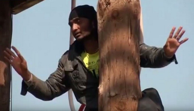 بالفيديو.. لاجئ يفضل الانتحار على إرجاعه إلى تركيا