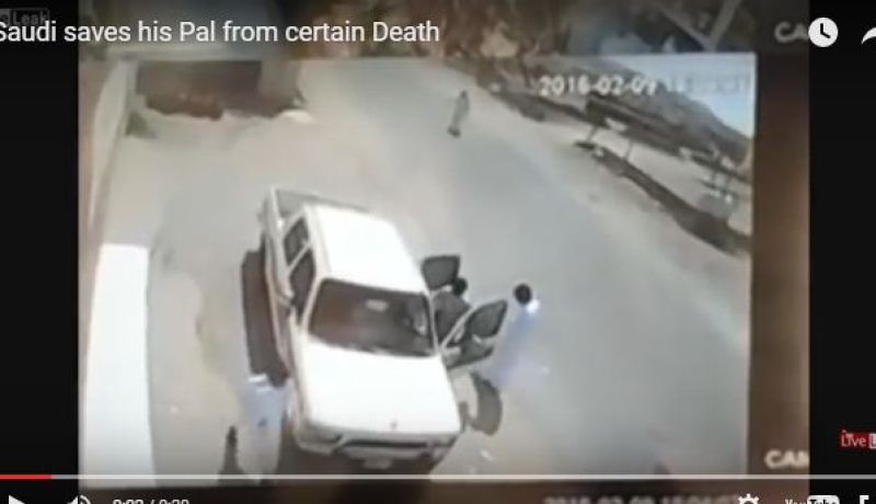 فيديو سعوديان ينجوان بأعجوبة من موت محقق