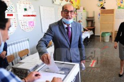 رئيس المجلس الدستوري يؤدي واجبه الانتخابي