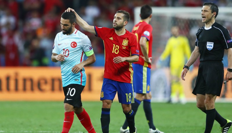 بالصورة.. أعمى يحضر مباراة المنتخب الإسباني ضد تركيا