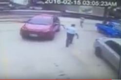 فيديو حارس أمن يوجه سيارة من دون سائق للخروج من الموقف