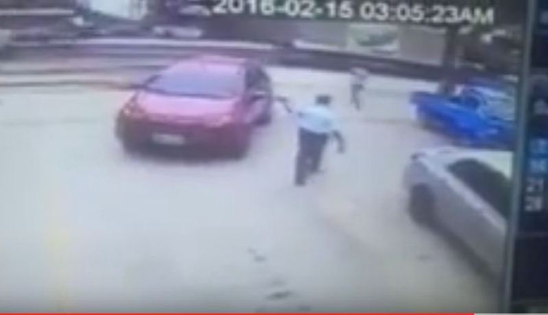 فيديو حارس أمن يوجه سيارة من دون سائق للخروج من الموقف