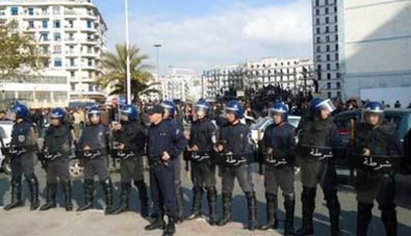 الشرطة الجزائرية تمنع مجددا مسيرة معارضين في العاصمة
