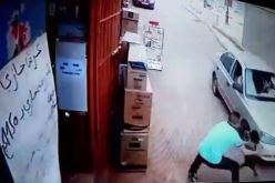 فيديو.. شاب ينقذ طفل إفريقي لاجئ من حادث مميت في إن أميناس