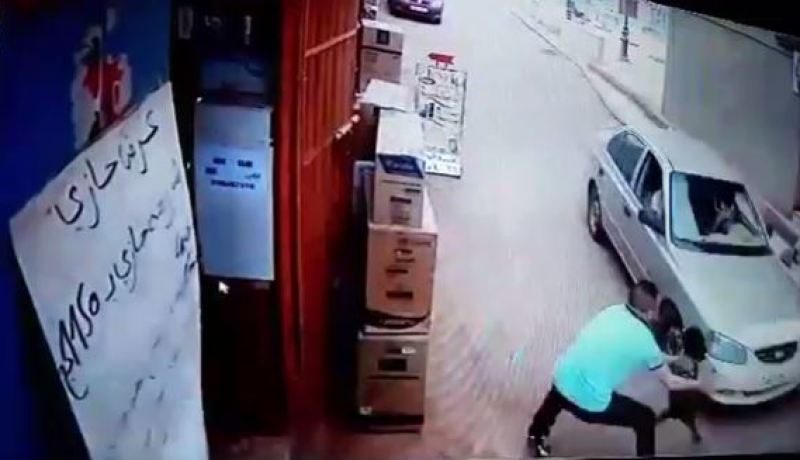 فيديو.. شاب ينقذ طفل إفريقي لاجئ من حادث مميت في إن أميناس