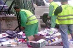 رئيس بلدية يكرم عامل نظافة ويقبل يده في وهران