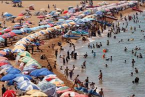 رغم حملات المقاطعة .. اقبال كبير على شواطئ جيجل