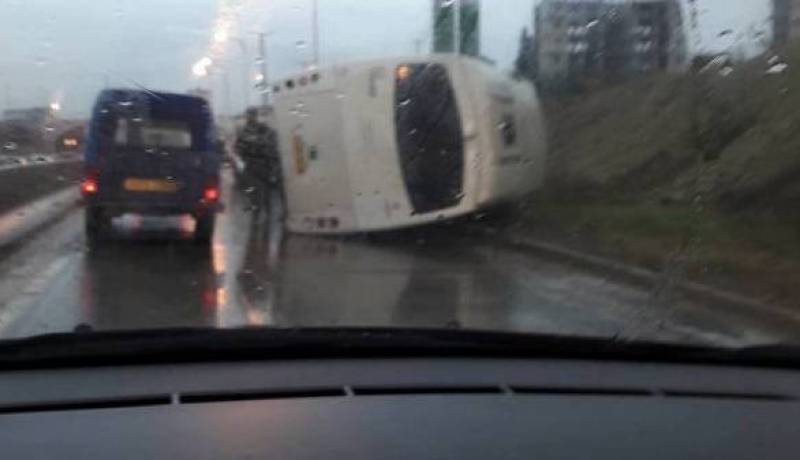 قتيل و23 جريحا في انقلاب حافلة بالقصر في بجاية