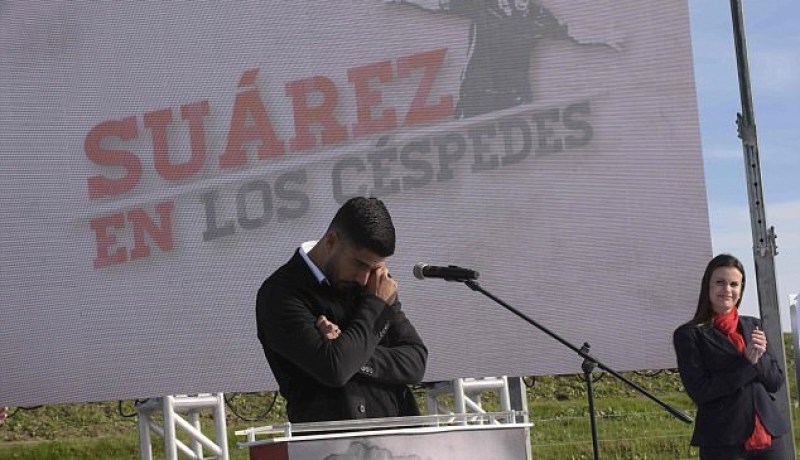 بالفيديو.. سواريز يذرف الدموع أمام أبنائه لهذا السبب