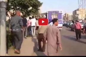 بالفيديو.. تدافع على شاحنة  توزّع منشطات جنسية في مصر