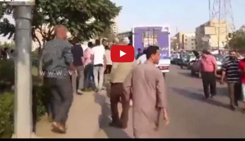 بالفيديو.. تدافع على شاحنة توزّع منشطات جنسية في مصر