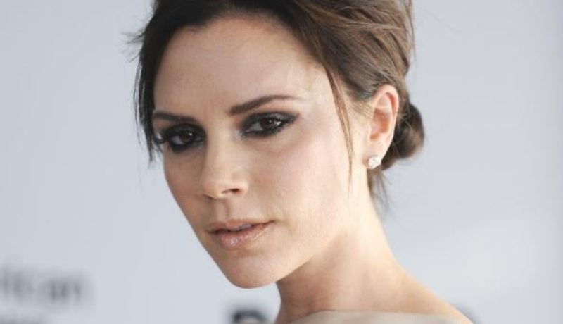 فيكتوريا بيكهام تكشف سبب عدم ابتسامتها‎