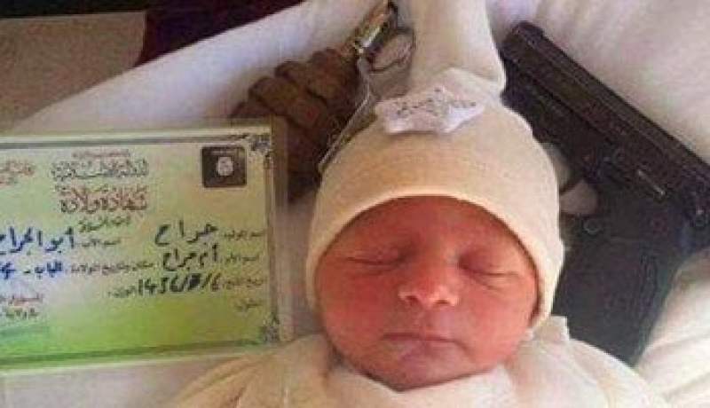 تداول صورة لمولود داعشى بجواره مسدس وقنبلة