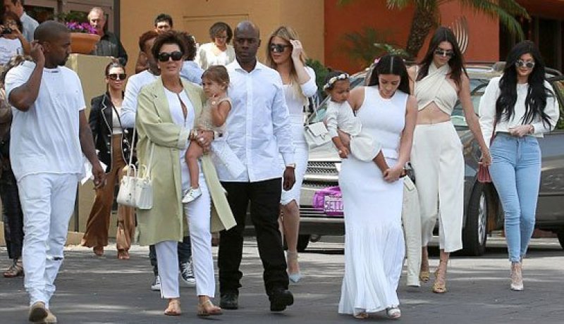 بالصور عائلة كاردشيان تستقبل عيد الفصح بالأبيض