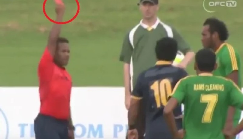 شاهد .. حكم يطرد 6 لاعبين ويوزع 11 بطاقة صفراء