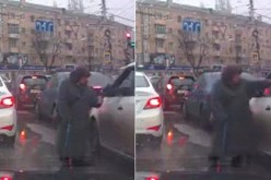 بالفيديو .. متسولة لم يعجبها مال قدمه لها سائق فرمته في وجهه