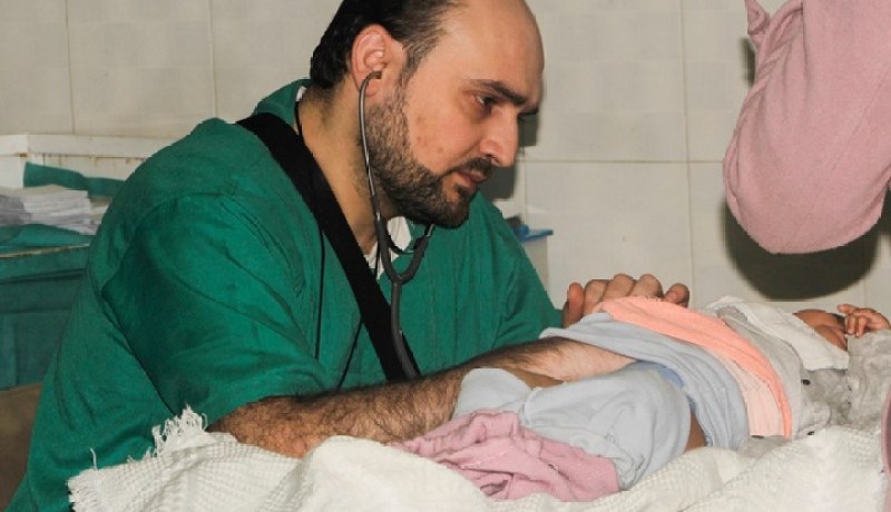 شاهد .. اللحظات الأخيرة لمقتل آخر طبيب للأطفال في حلب