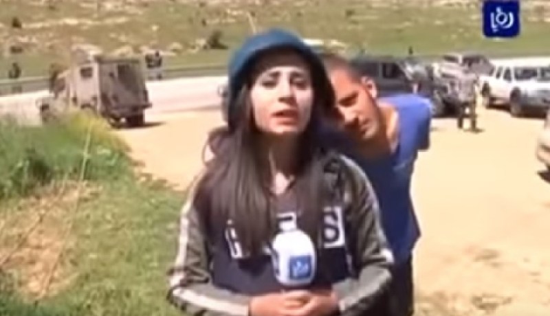 شاهد .. فلسطينية تلقن إسرائيليا درسا بعدما ضايقها على الهواء