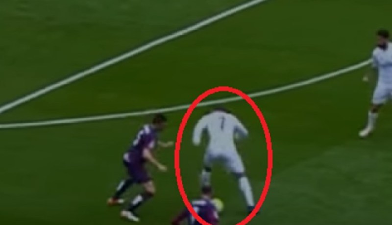 شاهد .. رونالدو يتعرض لأسوأ موقف في مسيرته على يد لاعب فريق إيبار