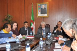 لوح يعرض مشروع قانون العقوبات امام لجنة الشؤون القانونية بالمجلس الشعبي الوطني