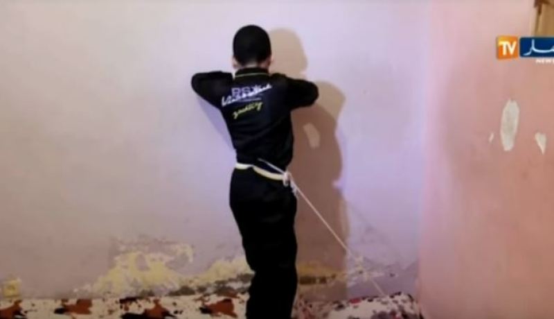 بالفيديو.. أم تكبل فلذة كبدها في غرفة لمدة 10 سنوات بأدرار.. وهذا هو السبب