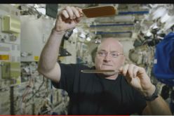 فيديو رجل فضاء يلعب البينغ بونغ بكرة من الماء