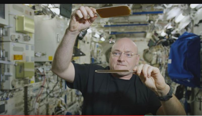 فيديو رجل فضاء يلعب البينغ بونغ بكرة من الماء