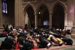 بالفيديو مسلمون يؤدون الصلاة داخل معبد يهودي بعد حرق مسجدهم في كندا