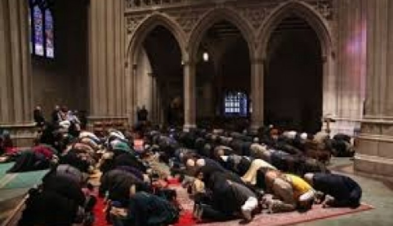 بالفيديو مسلمون يؤدون الصلاة داخل معبد يهودي بعد حرق مسجدهم في كندا