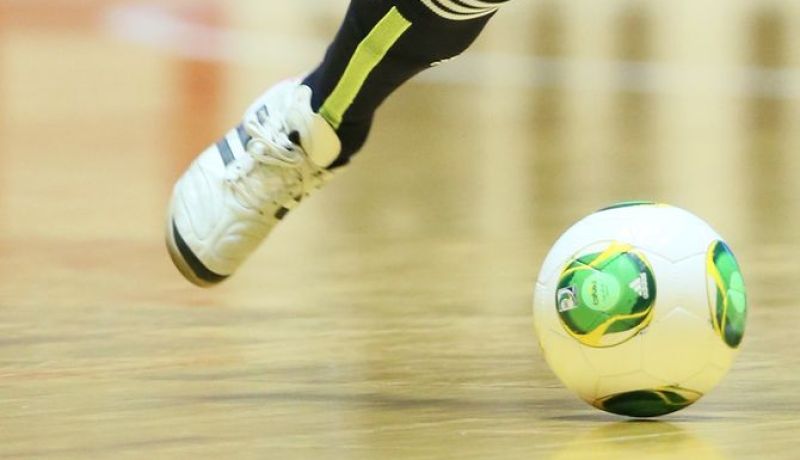 بالفيديو.. وفاة مدرب أرجنتيتي بعد إعتداء مناصر عليه