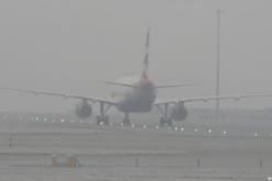 الضباب يلغي حوالي 100 رحلة في مطار هيثرو بلندن