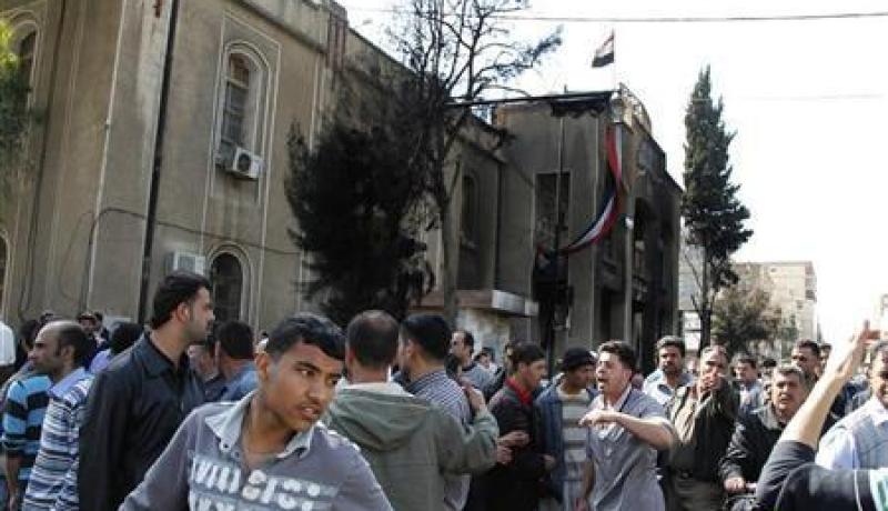 محتجون سوريون يهتفون ضد شقيق الرئيس السوري بشار الأسد