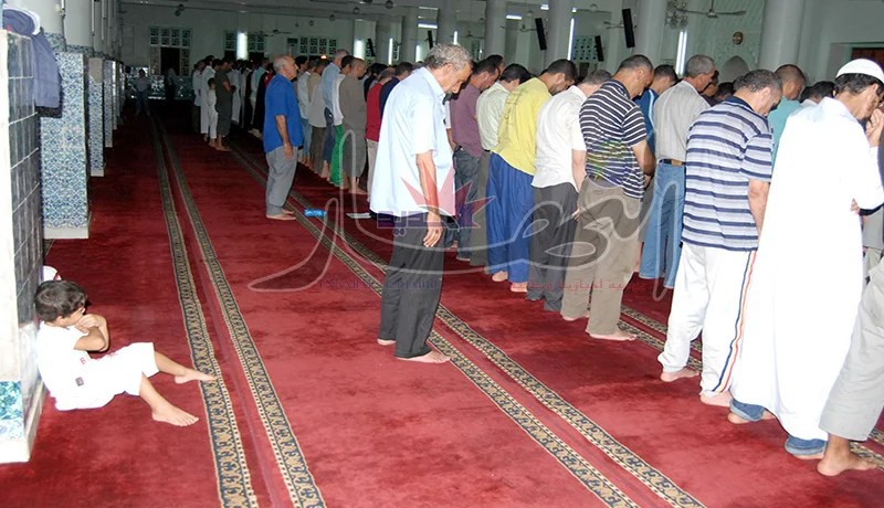 مواطنون يرفضون الصلاة خلف القيّم احتجاجا على طرد مقرئ من مسجد في عين الدفلى