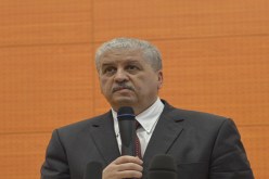 سلال يلقي النظرة الأخيرة على قريبه في مصطفى باشا