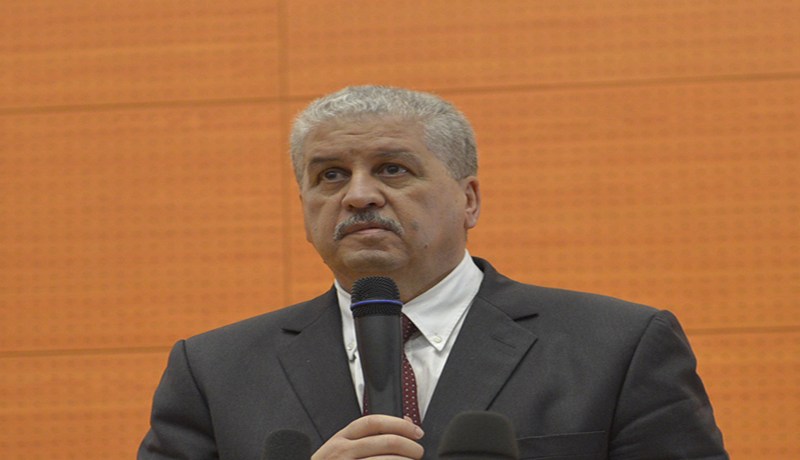 سلال يلقي النظرة الأخيرة على قريبه في مصطفى باشا