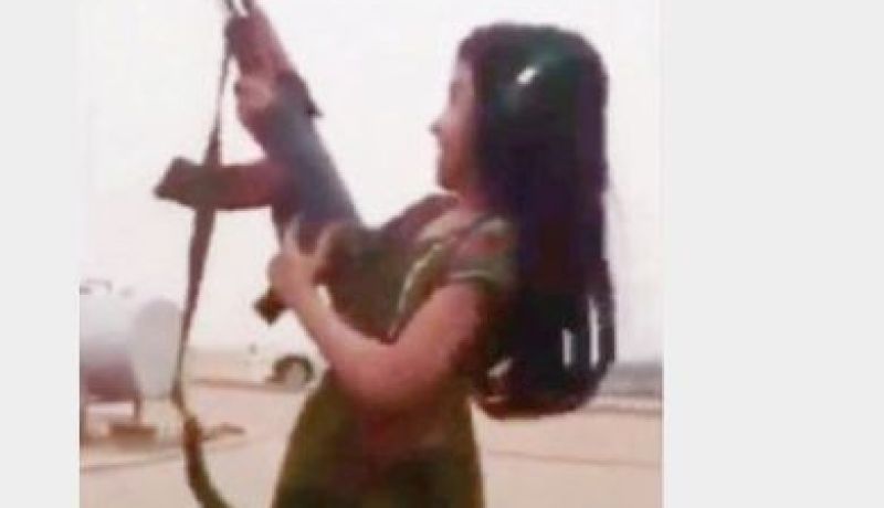 طفلة تلقي طلقات نارية من سلاح آلي تثير الجدل في السعودية