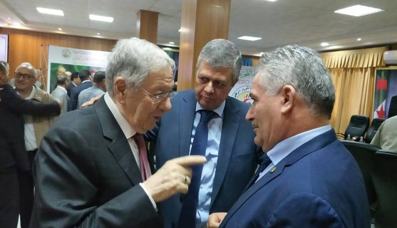 المكتب السياسي للأفلان يعرب عن تأييده المطلق لقرارات نواب الحزب بالبرلمان