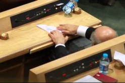 بالفيديو: نائب يحاول صناعة طائرة ورقية تحت قبة البرلمان