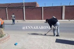 مير أدرار ينظّف شوارع بلديته بنفسه