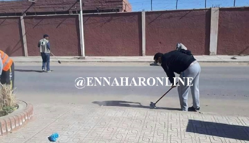 مير أدرار ينظّف شوارع بلديته بنفسه