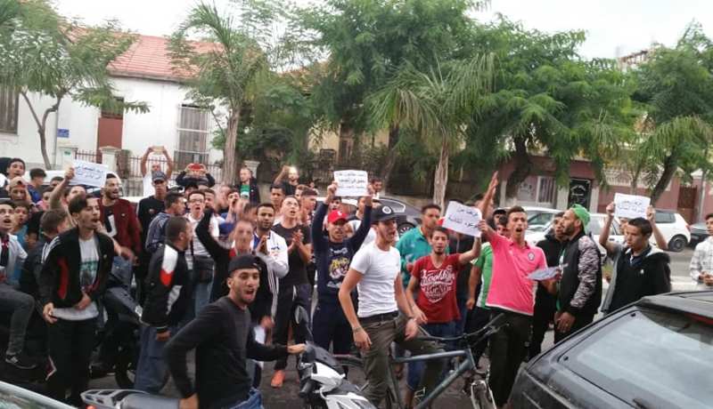 بالصور.. أنصار إتحاد البليدة ينتفضون ضد الإدارة