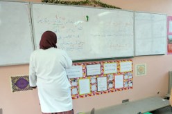 معلمة تقتحم مدرسة رفقة إبنتها وتحتجز عدد من التلاميذ