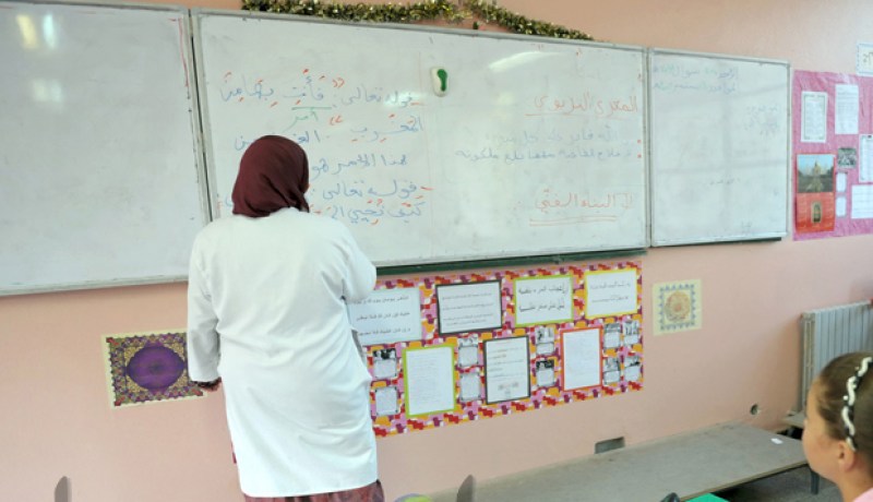 معلمة تقتحم مدرسة رفقة إبنتها وتحتجز عدد من التلاميذ