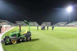 بالصور.. اللمسات الأخيرة على ملعب تشاكر قبل لقاء الخضر