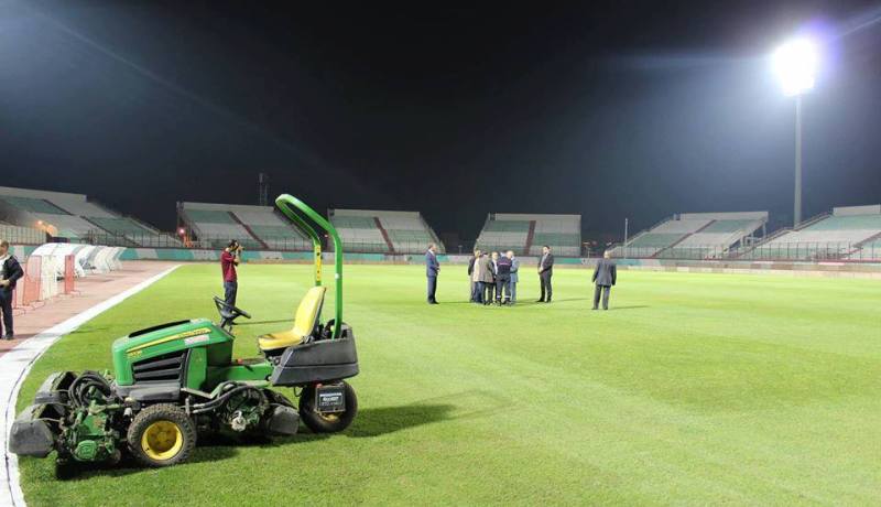 بالصور.. اللمسات الأخيرة على ملعب تشاكر قبل لقاء الخضر