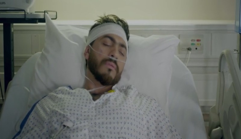 تامر حسني يتعرض لحادث ويصاب بشلل نصفي