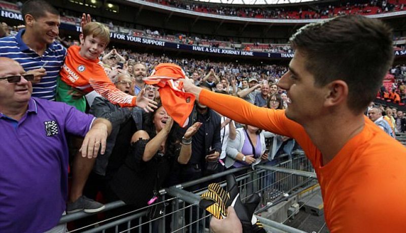 بالصور .. كورتوا يهدي قميصه لطفل معجب به